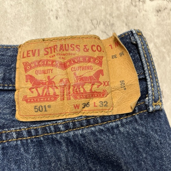 Levis 501 Jeans Mens 36x32 Straight Dark Wash Blue Button Fly Denim - Picture 9 of 10